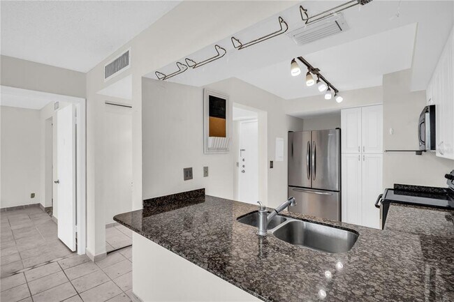 Building Photo - 6158 Palma Del Mar Blvd S