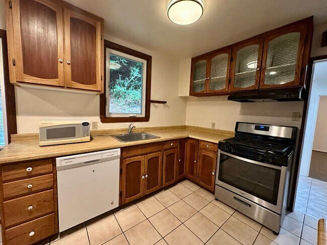 Building Photo - Spacious 4-Bedroom Home with Bonus Room in...