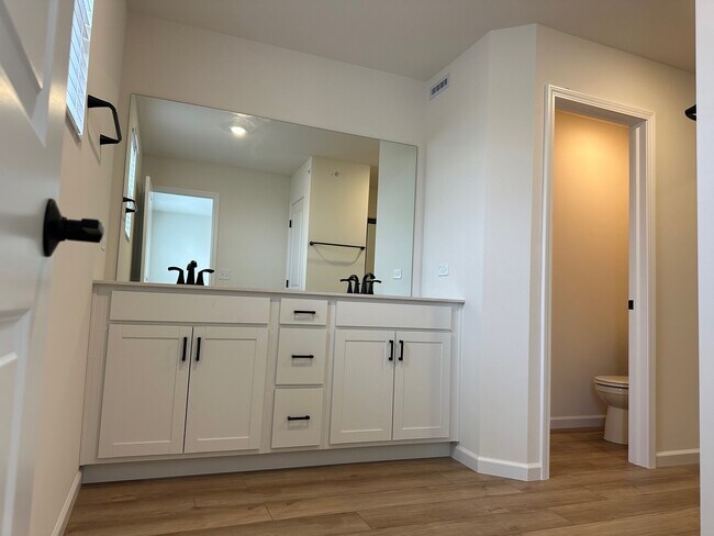 Building Photo - 5955 Hawkweed Dr