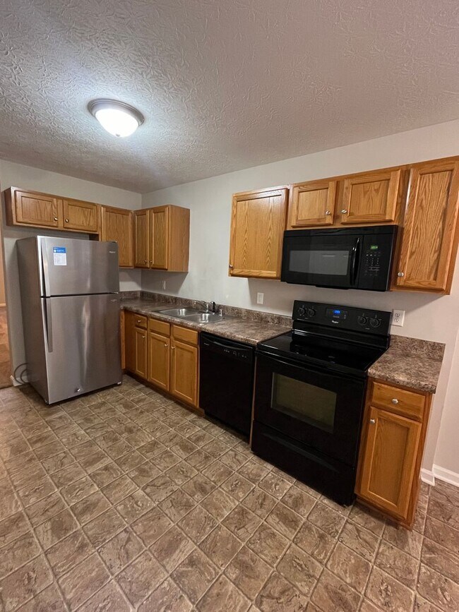 Building Photo - HALF OFF ONE MONTH AT UPPER STONE!
