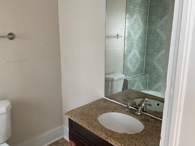 Building Photo - 1 Bedroom plus a Den, Close to SAC and Ala...