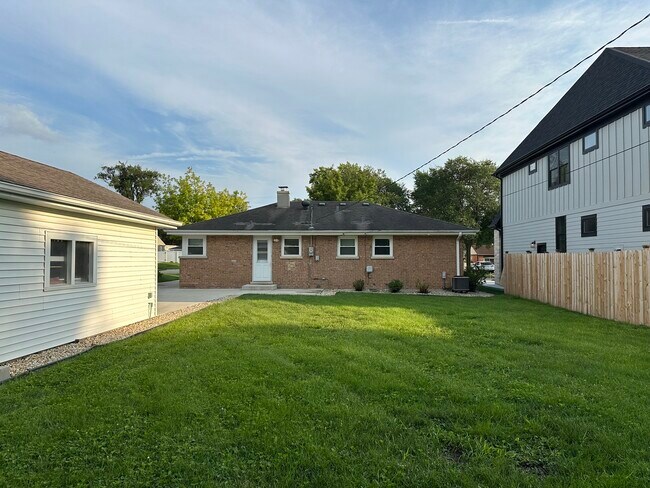 Building Photo - 465 W Fremont Ave