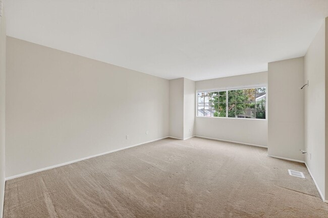 Building Photo - Spacious 3-Bedroom Townhome in Orangethorp...