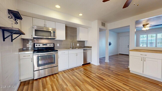 Building Photo - 830 E Orchid Ln