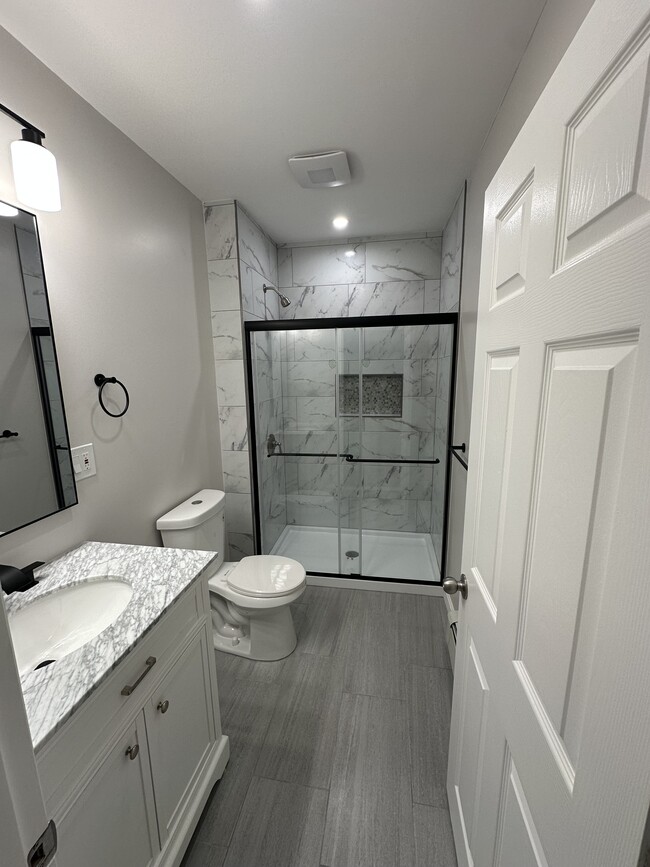 Building Photo - 213 Bucklin St