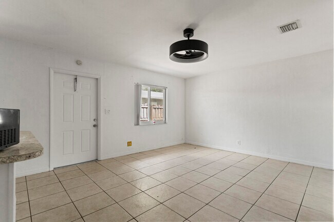 Building Photo - 709 SW 13th Ave