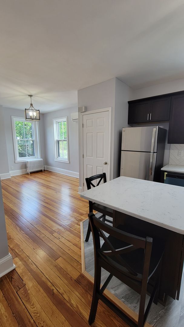 Building Photo - Beautiful Downtown Apartment for Rent!