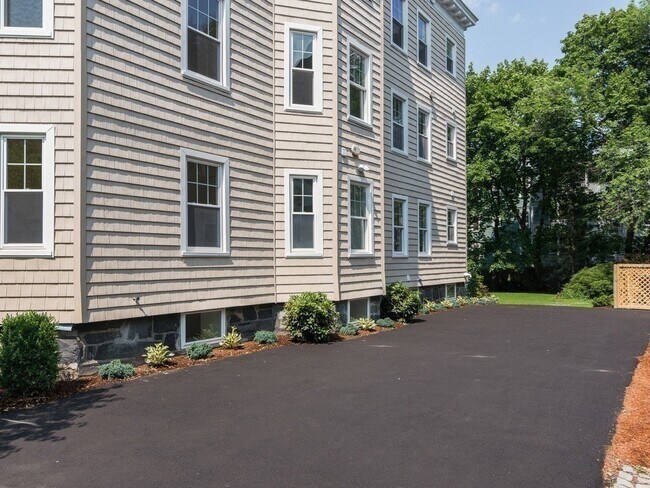 Building Photo - 17 Standish St
