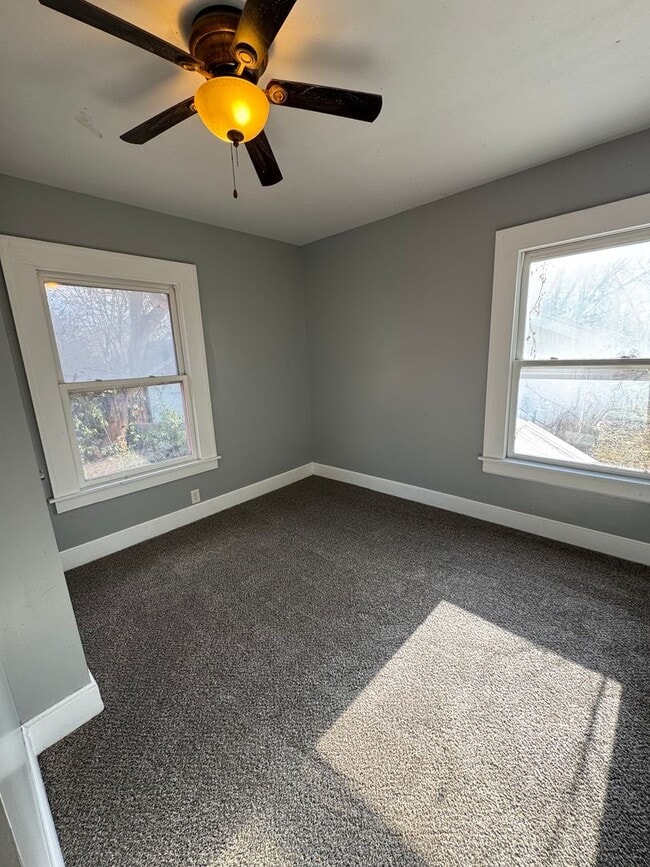 Building Photo - 3 bedroom/1 bath house