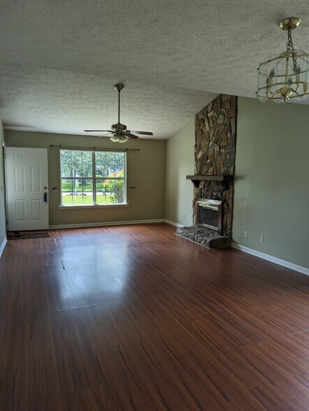 Main living area - 110 W White Hawthorne Dr