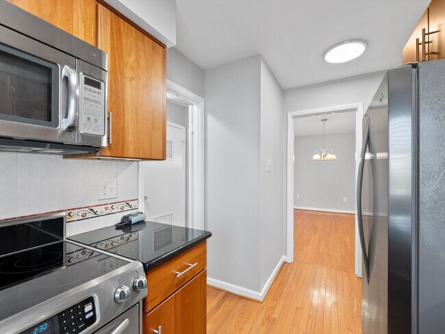 Building Photo - Stylish & Spacious Townhome in Prime Location!