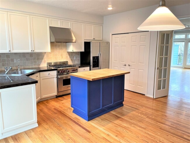 Building Photo - NW townhouse with double Master Suites, pa...