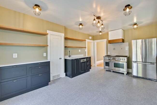 Building Photo - Updated Bungalow located in Downtown Redwood City & 15 miles from SF International Airport