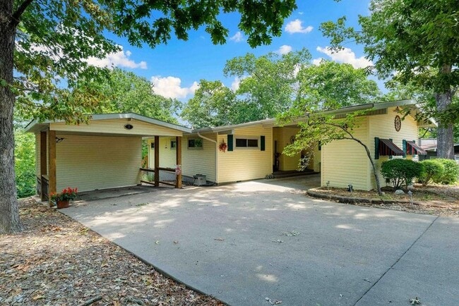 Primary Photo - Welcome to this charming 3-bedroom, 2-bath...