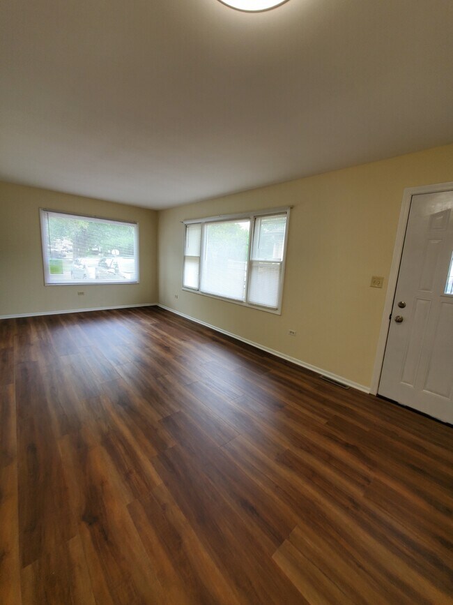 Building Photo - 209 E Pineview Dr