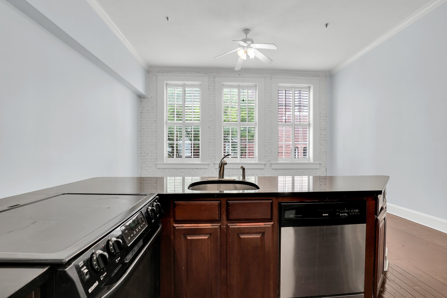 Building Photo - 321 W Broughton St