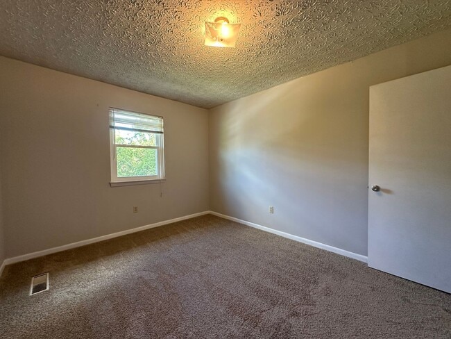 Building Photo - 2 Bedrooms 1.5 baths Townhouse, Kingsport TN