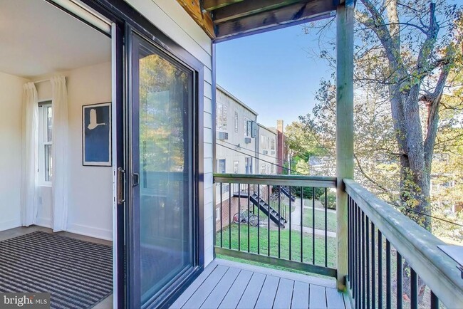 Building Photo - 4017 Davis Pl NW