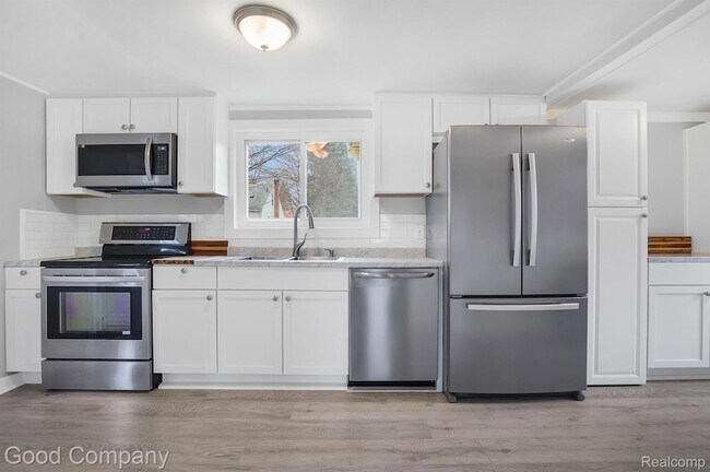 Building Photo - 47181 Pinecrest Dr