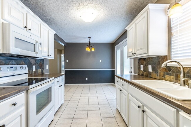 Building Photo - 6120 7th Dr