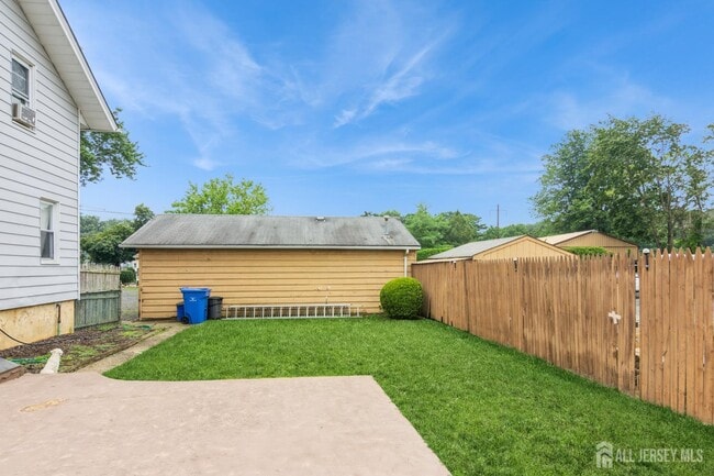 Building Photo - 176 Manalapan Rd