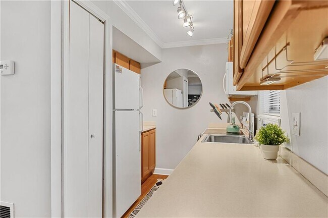 Building Photo - 960 St Charles Ave NE