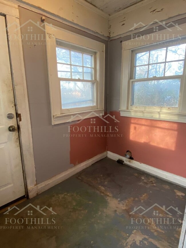 Building Photo - 708 Crescent Dr