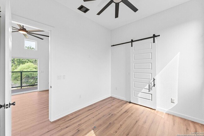 Building Photo - 108 Vine St