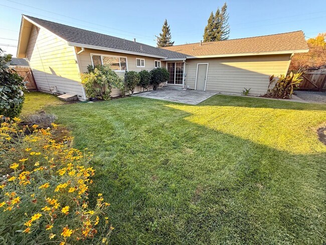 Building Photo - Charming Single-Level Home with Private Yard & Attached Garage!