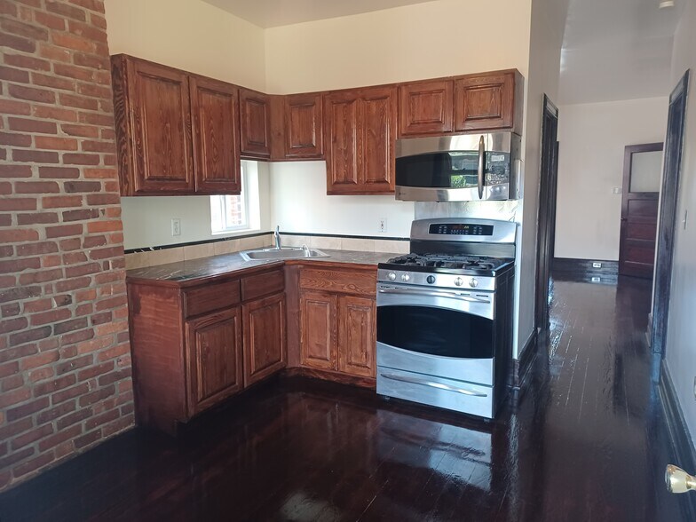 Building Photo - 266 Bond St