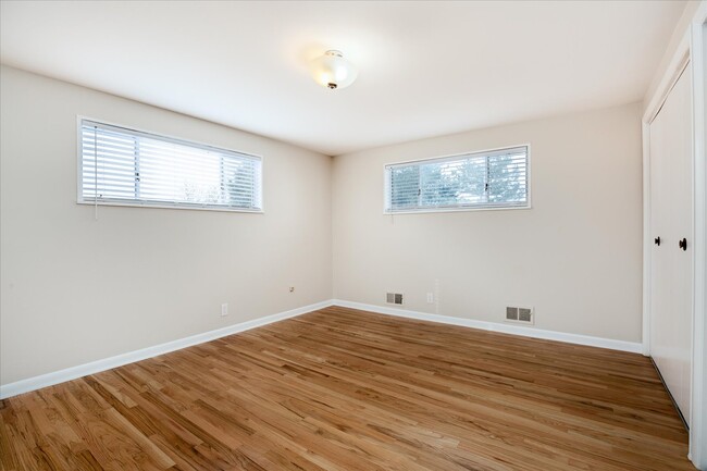 Building Photo - 982 E Briarwood Cir S