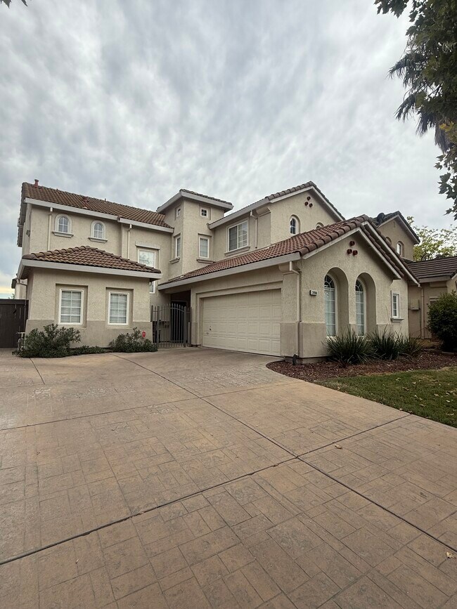Building Photo - 2056 N Bend Dr