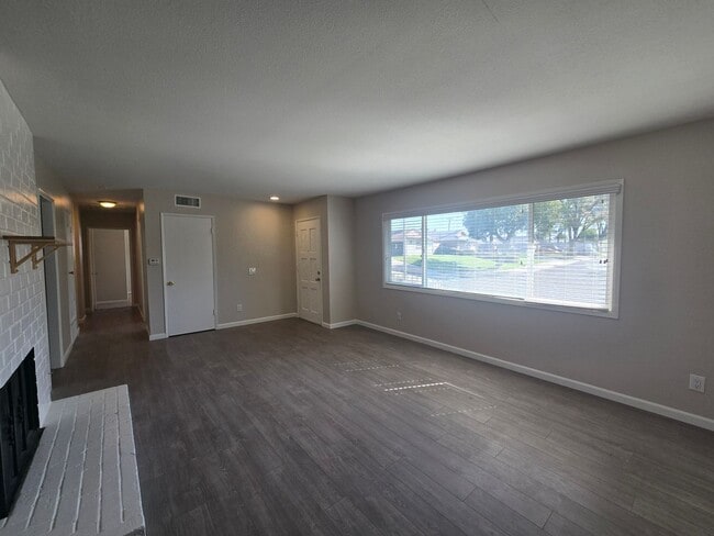 Building Photo - Charming Single Story Home