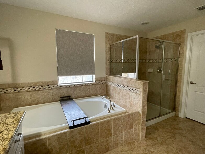 Master bath upstairs - 2293 Victoria Dr