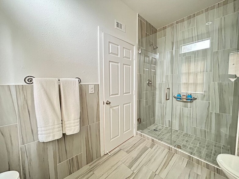 Building Photo - 10210 Newville Ave