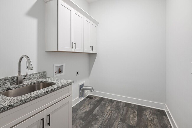 Building Photo - 805 Regimental Dr