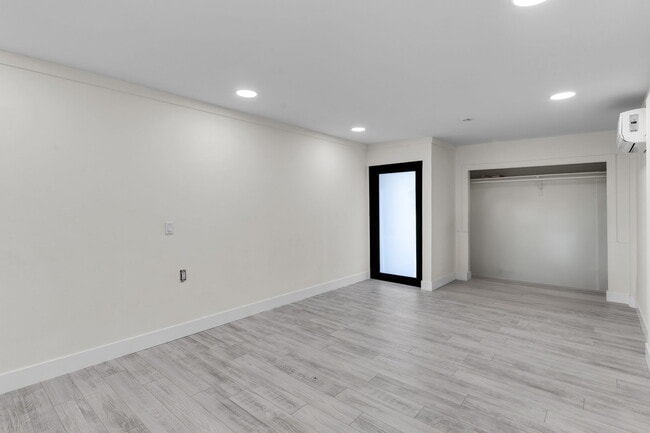 Entrance. - 725 SW 1st Ave