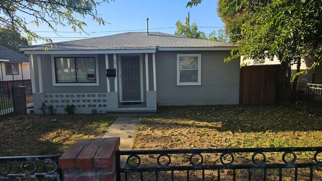 Building Photo - Two Bed One Bath Home with Shed and large backyard and large Driveway.