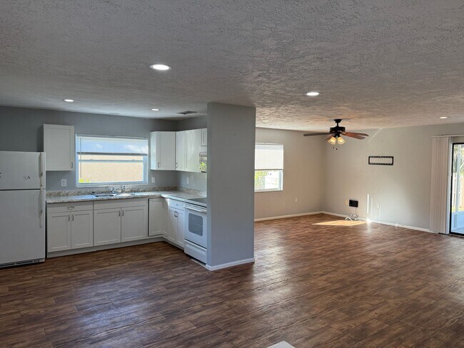 Building Photo - 2Bedroom 2 Bath Single Family Home W/1 Car Garage