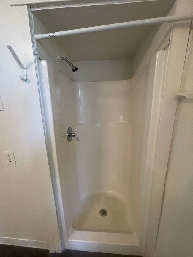 Building Photo - (1614 8th Ave)