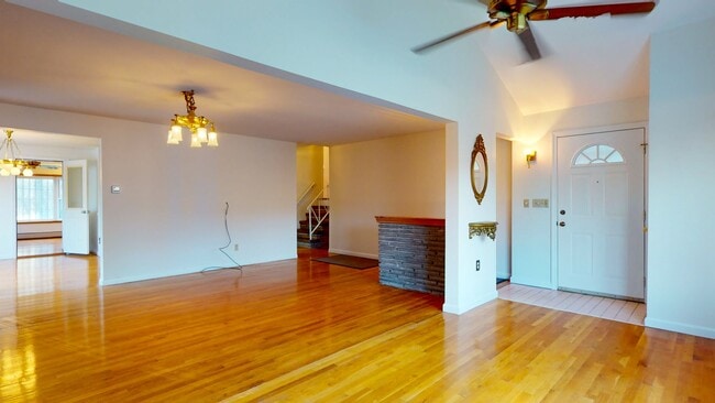 Building Photo - 3 Bedroom Split Level in Woodbridge