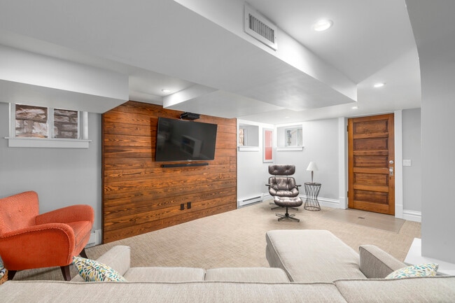 Building Photo - 5504 Itaska St