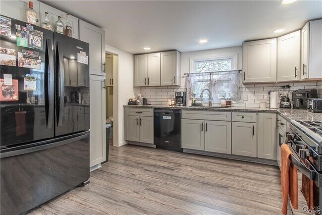 Building Photo - 215 Francis St