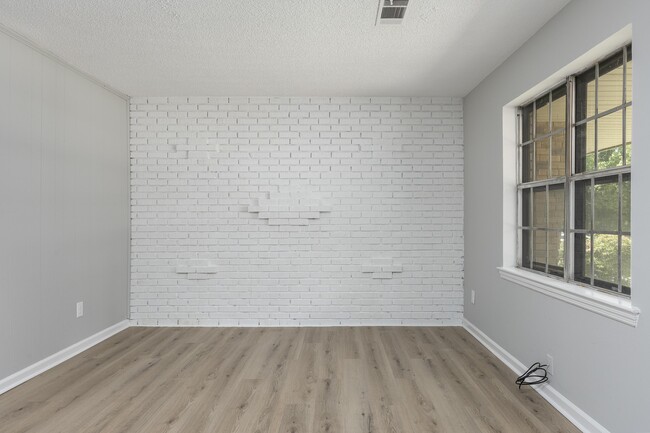 Building Photo - 7742 Holiday Hills Cir