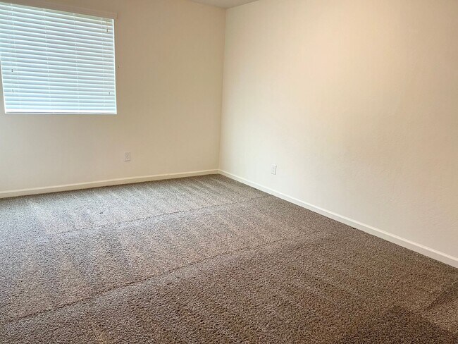 Building Photo - 3/2.5 In North Clovis Near Buchanan High School