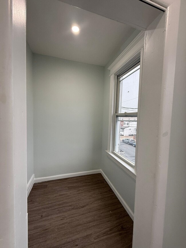 Building Photo - 407 Elm St