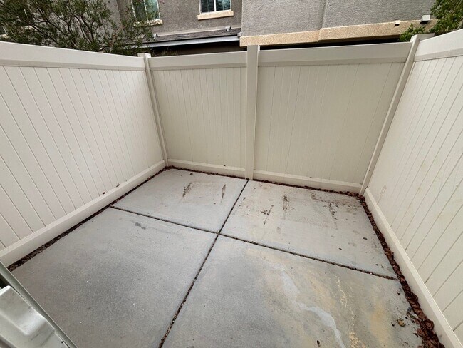 Building Photo - Beautiful Gated 3-Bed, 2.5-Bath Townhome i...