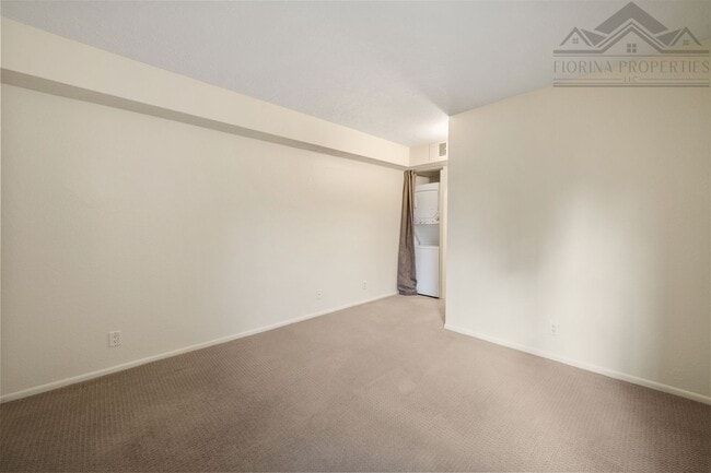 Building Photo - 1 MO. FREE RENT! UNFURNISHED Bright & Stylish Condo at The Reserve