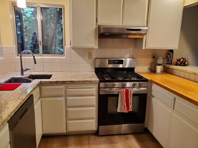 Kitchen with ample storage - 23500 Treeview Trl