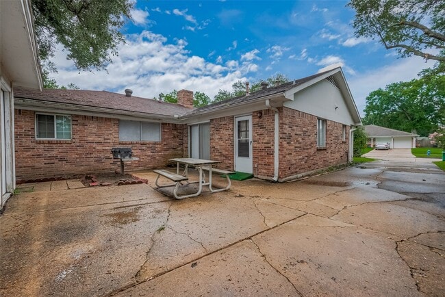 Building Photo - 9126 Willow Meadow Dr